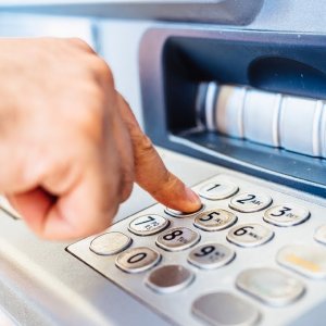 КАК РАБОТАЮТ БАНКОМАТЫ И СКИММЕРЫ ПРОСТЫМИ СЛОВАМИ?